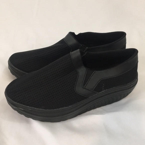Black mesh upper slip on sneaker, size 42 - Picture 3 of 5